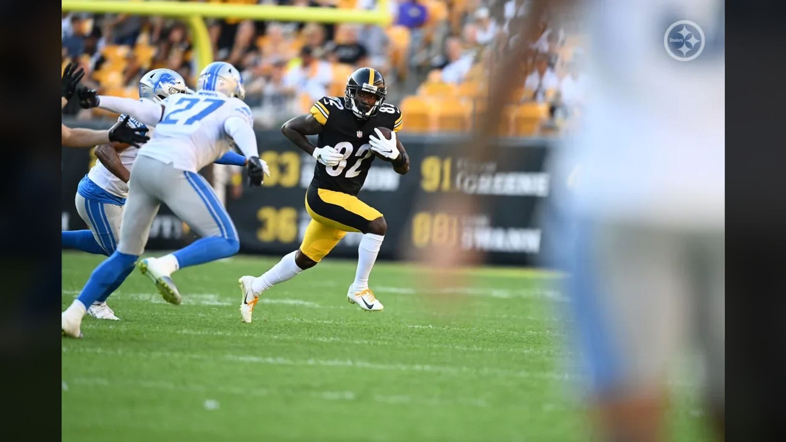 Pittsburgh Steelers wide receiver Steven Sims shakes a pair of