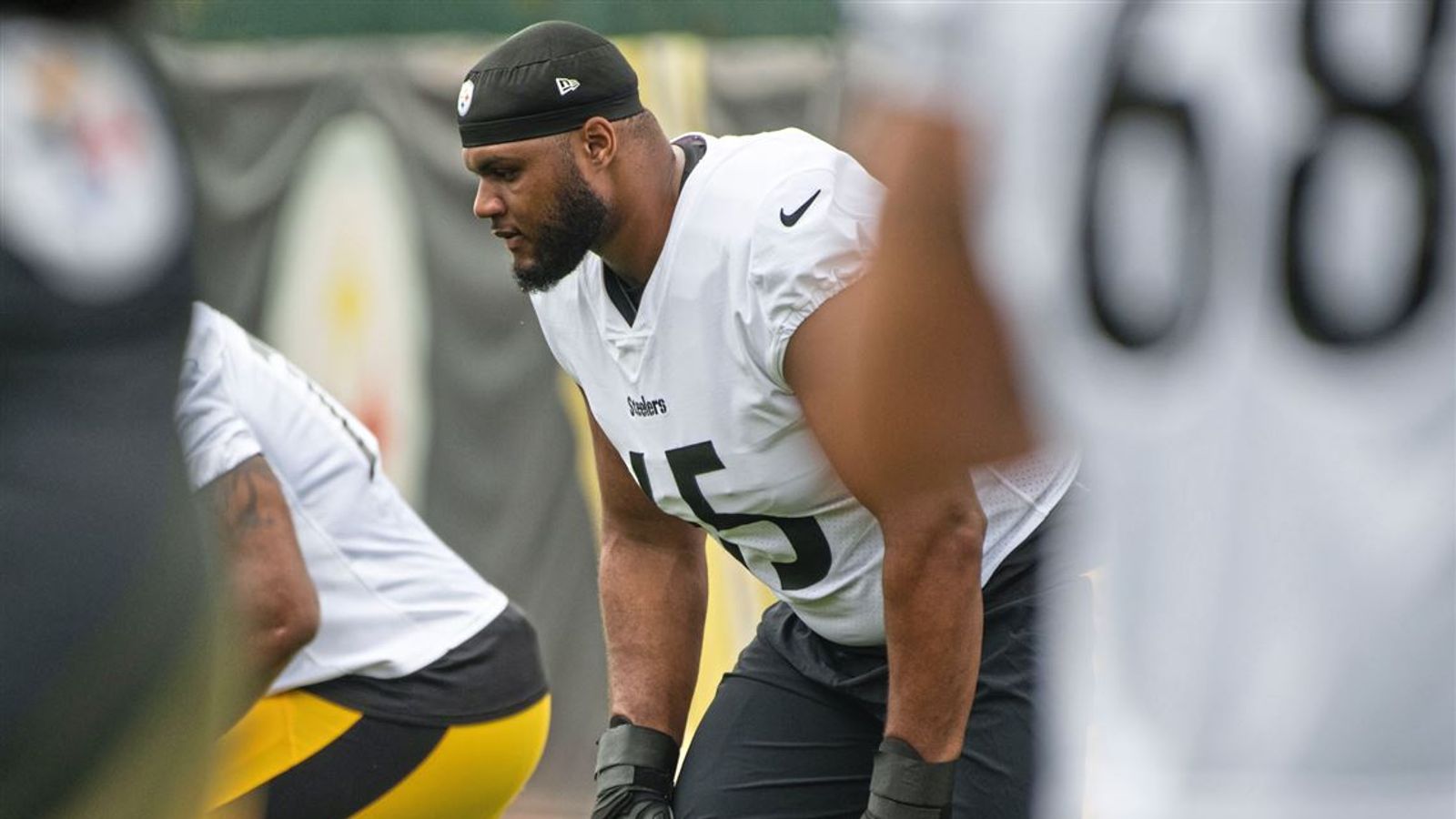 Pittsburgh Steelers offensive tackle Dan Moore Jr. (65) lines up