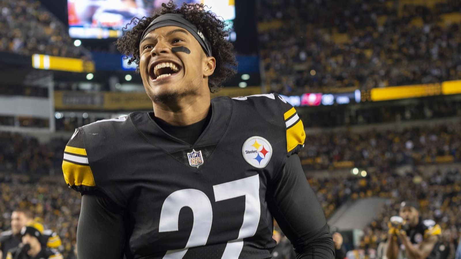 The Steelers re-signed RFA LB Marcus Allen to a 1-year deal.