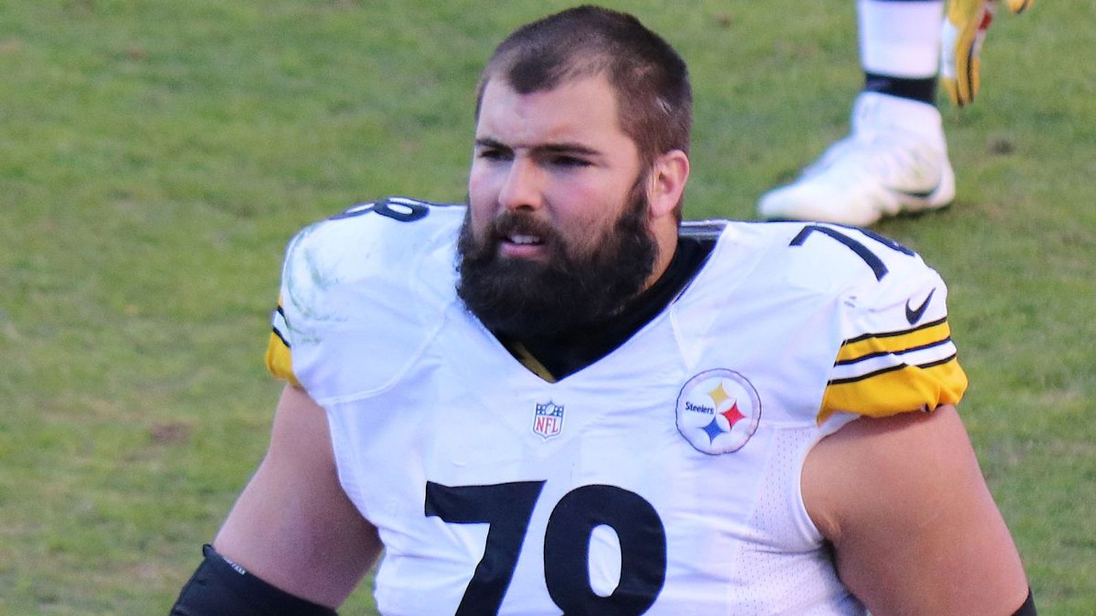 Steelers, Alejandro Villanueva reach deal as camp opens