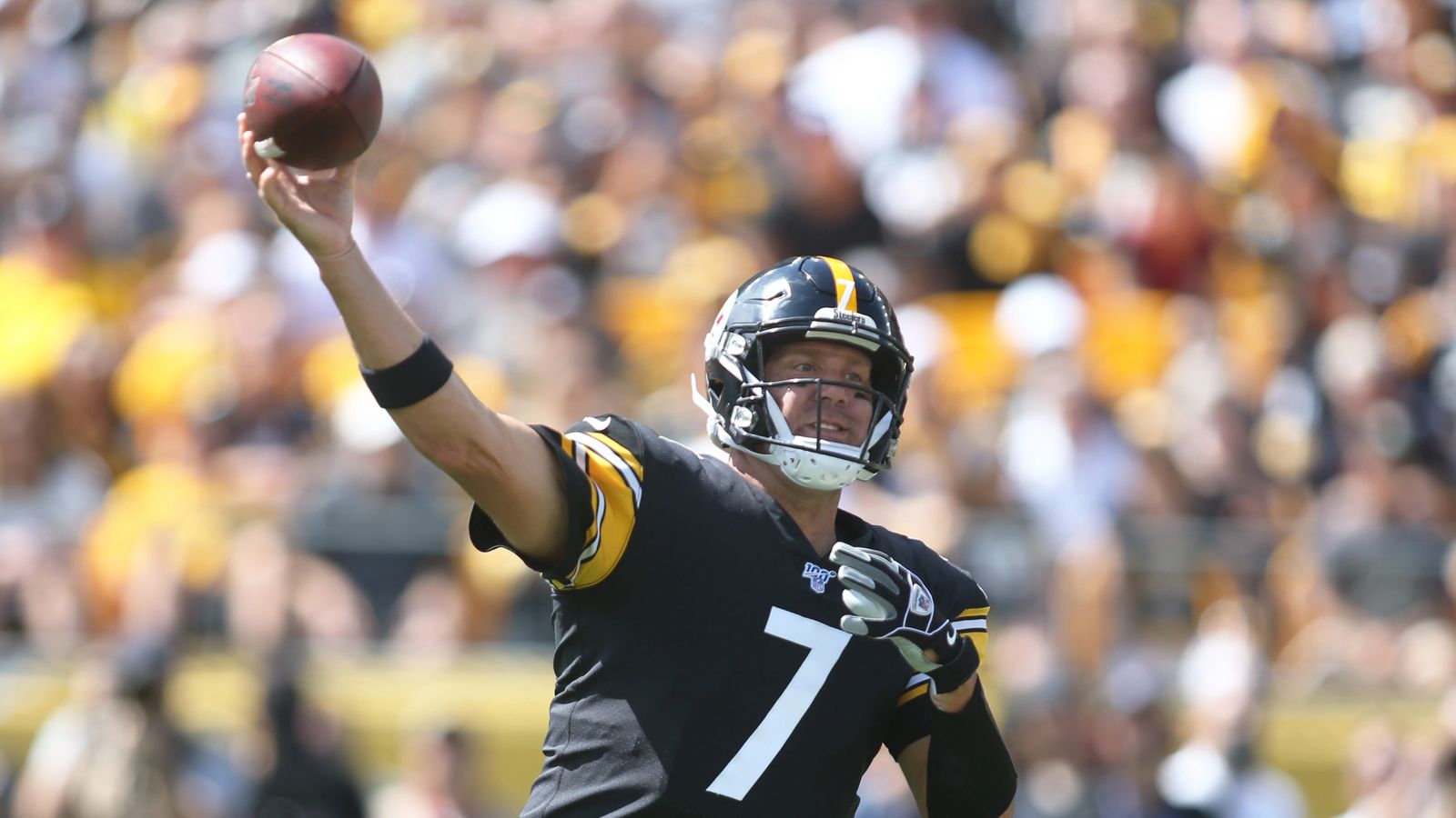 Pittsburgh Steelers quarterback Tommy Maddox against the Oakland