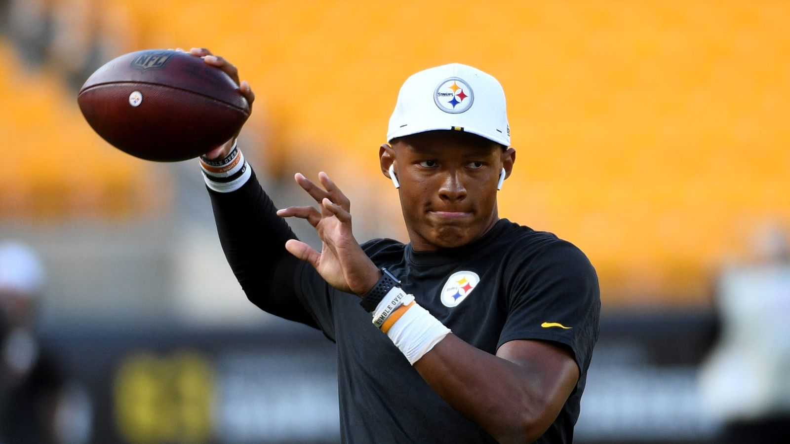 Josh Dobbs Re-Signs on One-Year Deal