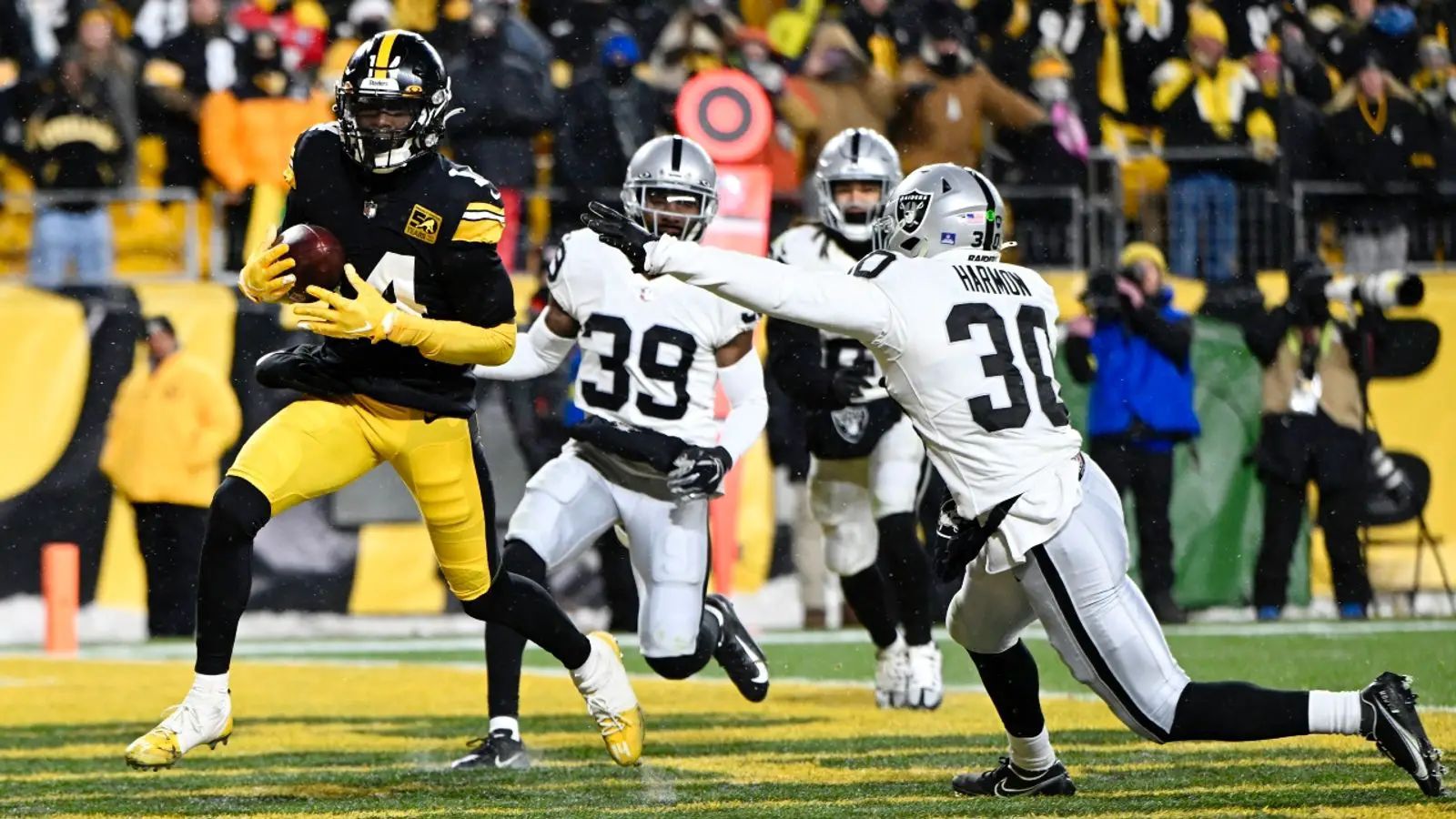 Pittsburgh Steelers wide receiver George Pickens looks on during the  News Photo - Getty Images