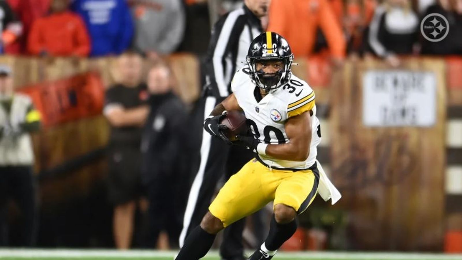 Jaylen Warren of the Pittsburgh Steelers against the Atlanta