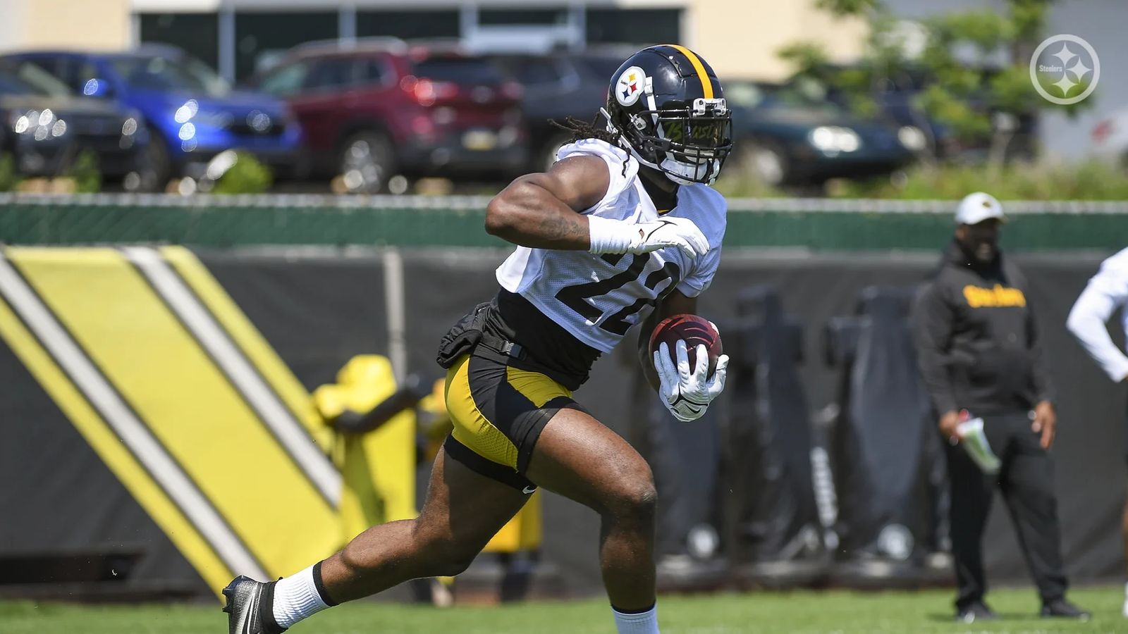 Pittsburgh Steelers running back Najee Harris (22) carries the ball in the  first half during an