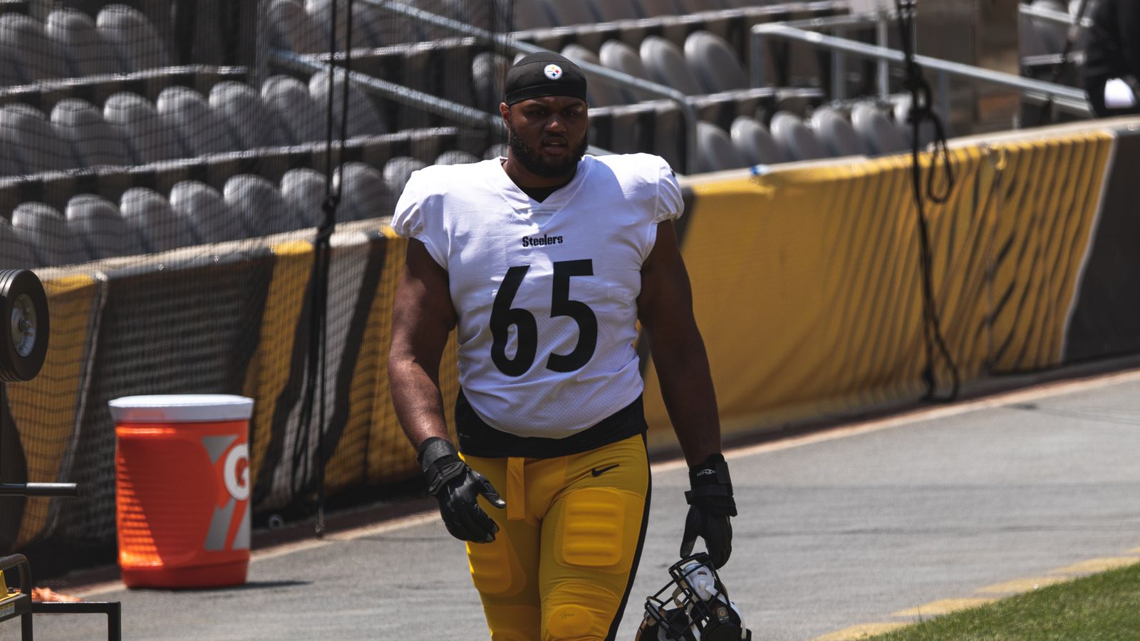 Steelers OT Dan Moore Jr. offers up hilarious analogy for playing OL