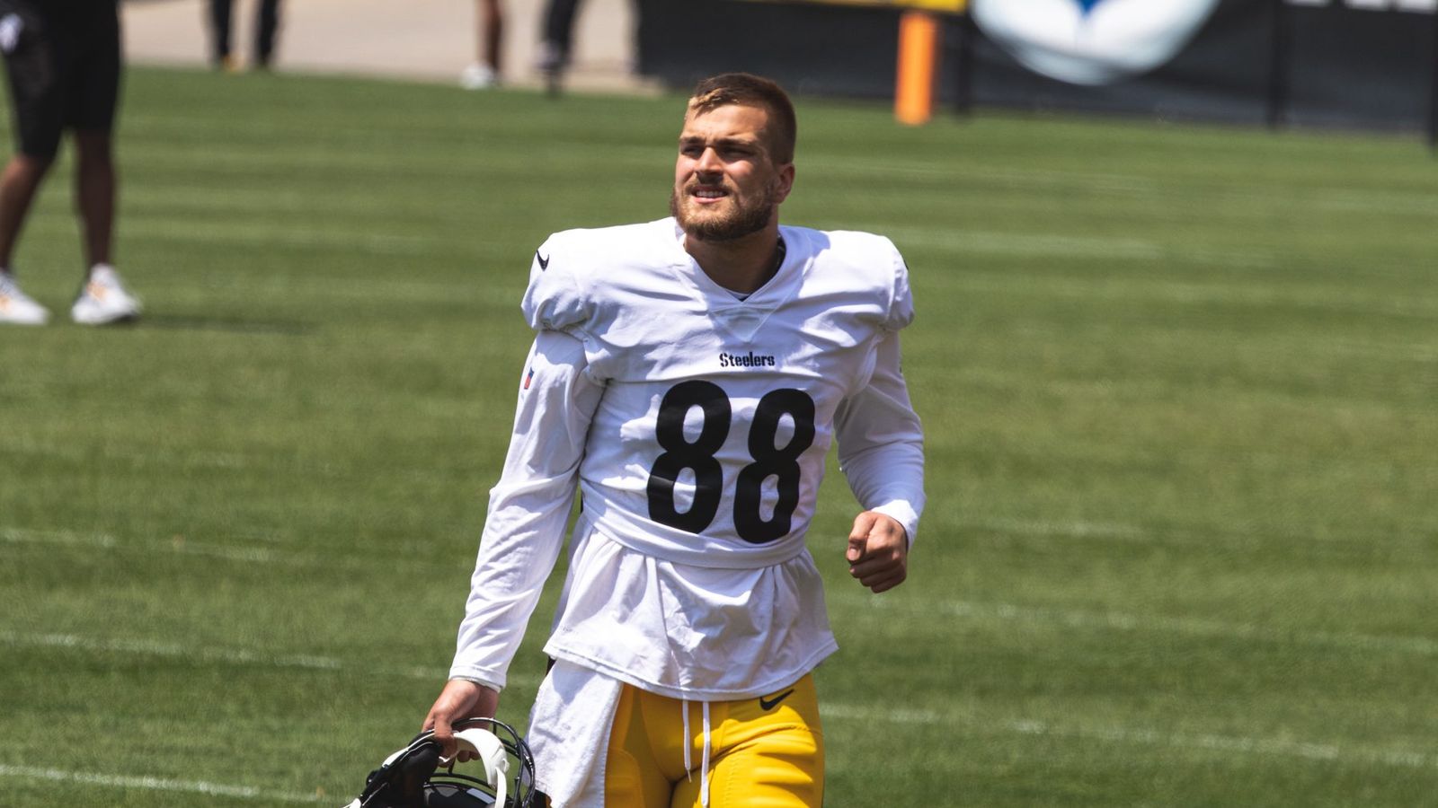 Steelers TE Pat Freiermuth injury reportedly not serious, avoids surgery -  Behind the Steel Curtain