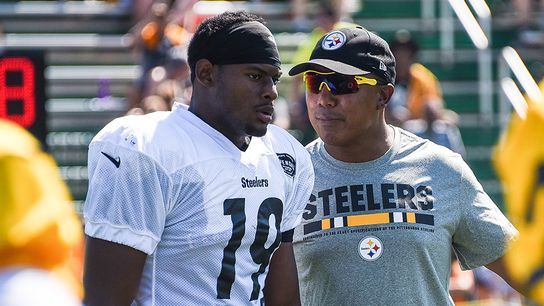 Steelers former offensive coach Hines Ward speaking with Juju on sidelines