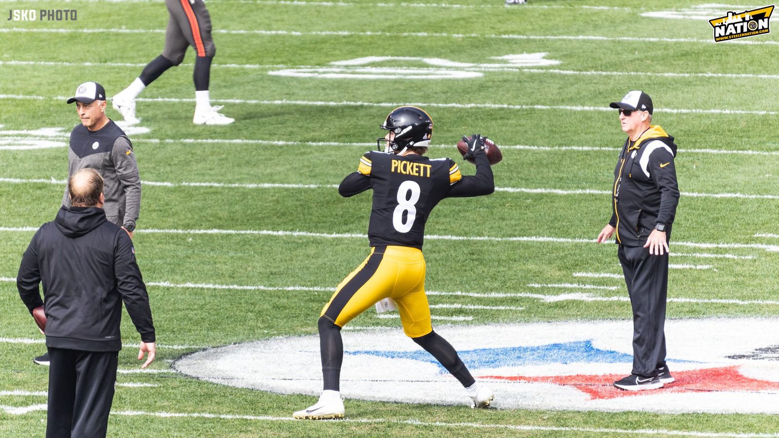 Pittsburgh Steelers Wide Receiver George Pickens attempts to get away  News Photo - Getty Images