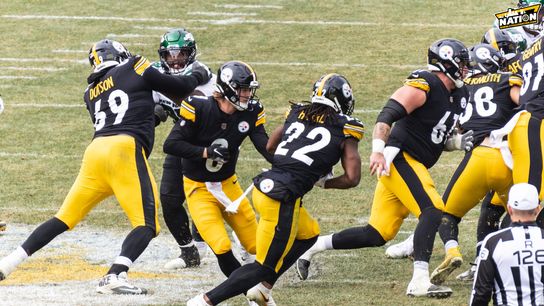 Steelers QB Kenny Pickett hands it off to RB Najee Harris