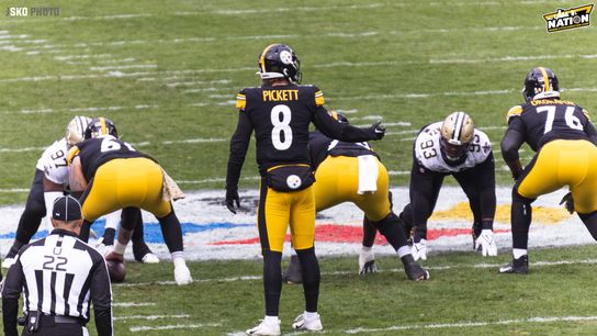 Steelers Kenny Pickett at the line of scrimmage against the New Orleans Saints