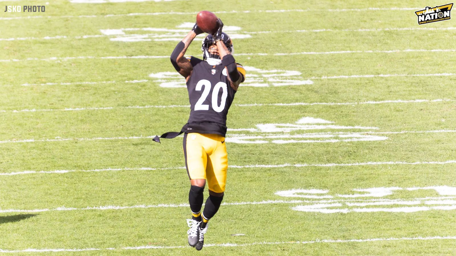 Pittsburgh Steelers cornerback Cameron Sutton (20) runs during an