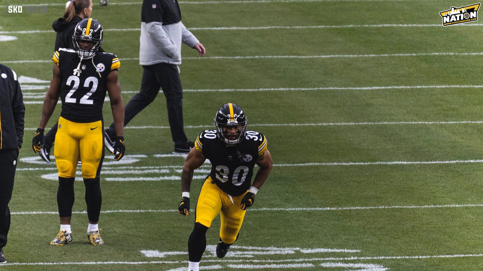 Pittsburgh Steelers running back Najee Harris (22) carries the