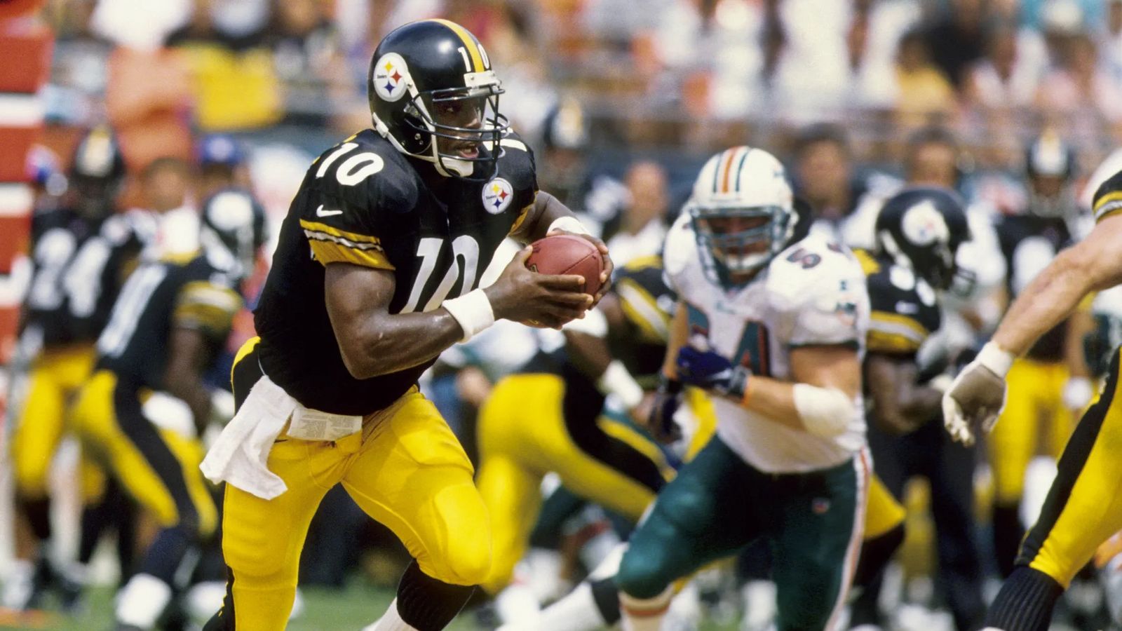 Quarterback Kordell Stewart of the Pittsburgh Steelers runs the News  Photo - Getty Images