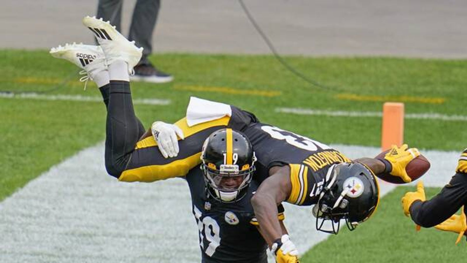 Smith-Schuster now a youthful leader of Steelers' receivers