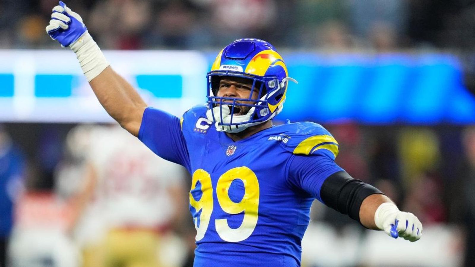 Los Angeles Rams defensive tackle Aaron Donald (99) defends