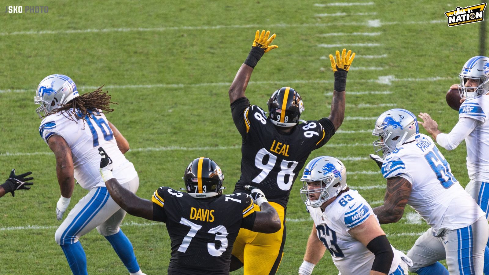 Pittsburgh Steelers defensive end DeMarvin Leal (98) sets up for a