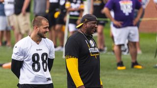 Steelers Tight Ends Coach Afredo Roberts: Promising 2nd-Year Tight End Pat Freiermuth Will Have Expanded Role In 2022 (Steelers News)