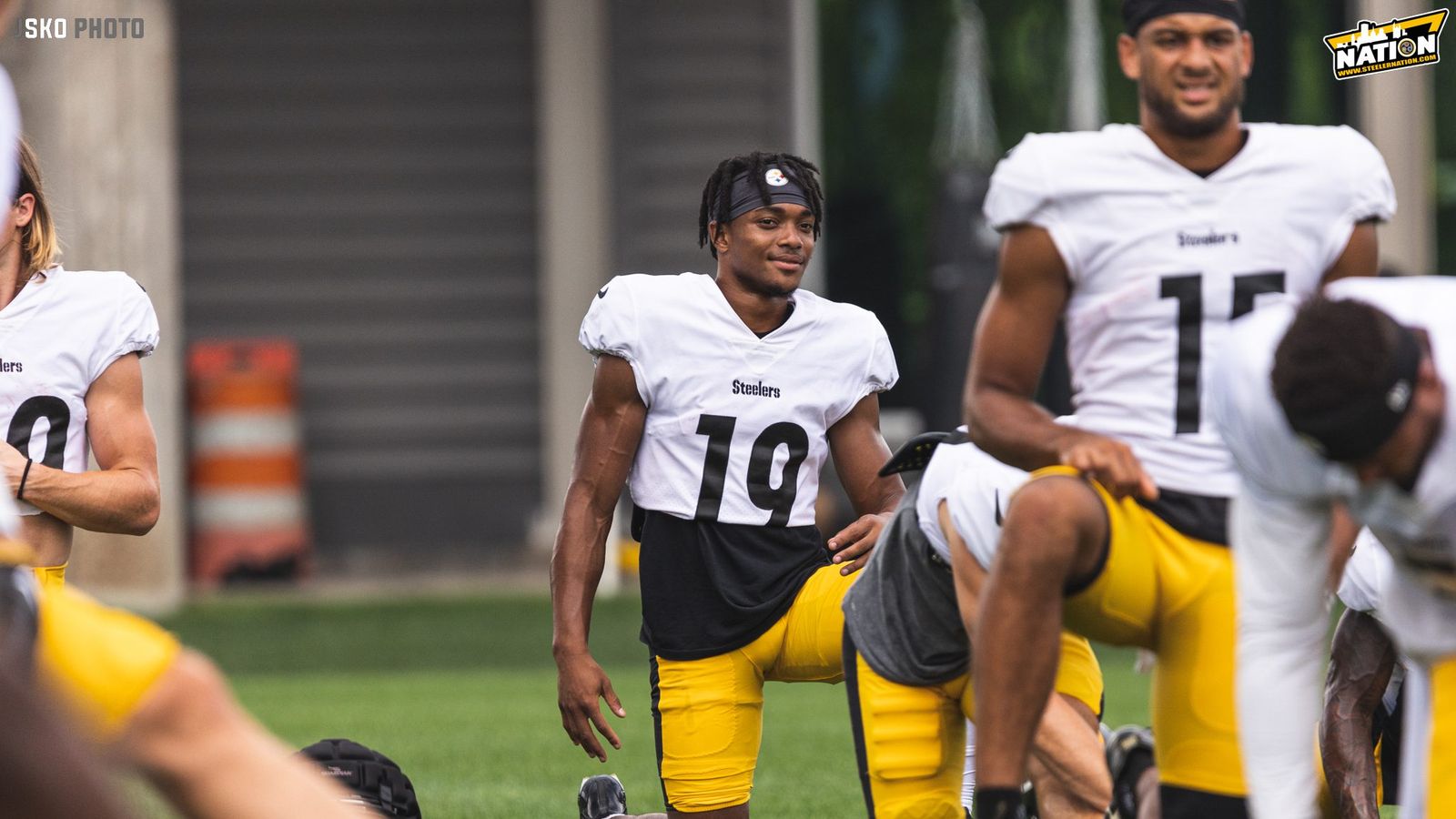 Kenny Pickett, George Pickens and Calvin Austin III wear their Steelers  uniforms for the first time