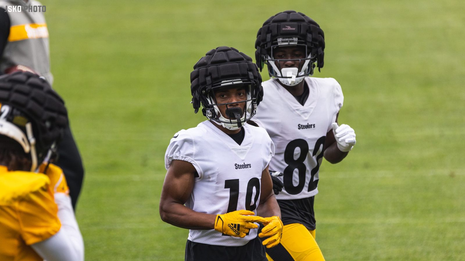 Steelers camp: Rookie WRs George Pickens, Calvin Austin III