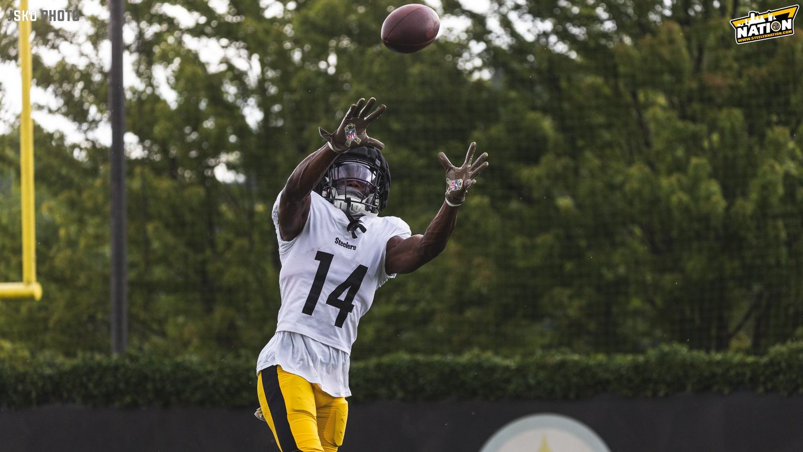 Steelers' George Pickens yells at coaches after teammate's 3rd