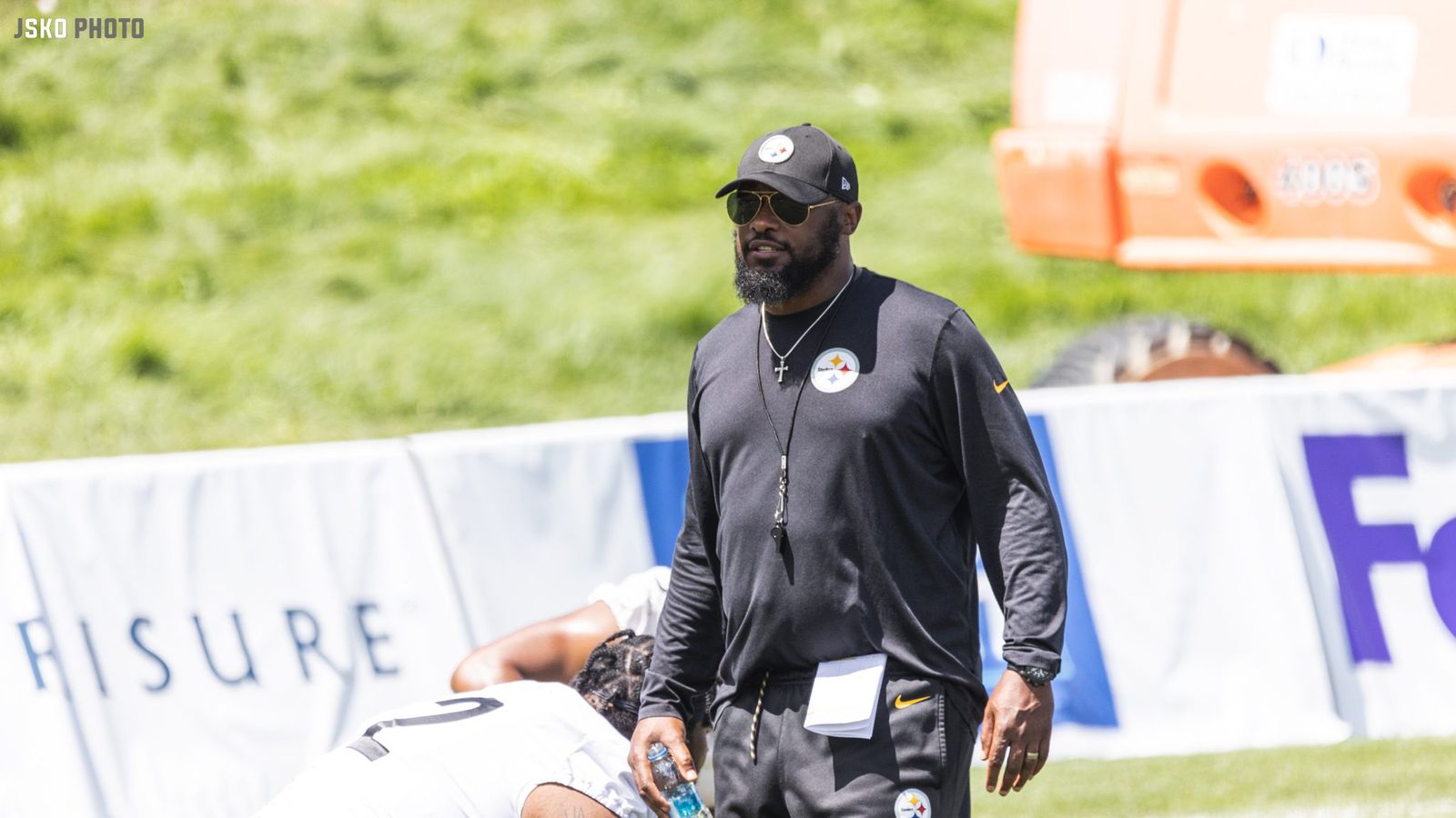 Steelers players and coaches arrive to game wearing Franco Harris jerseys