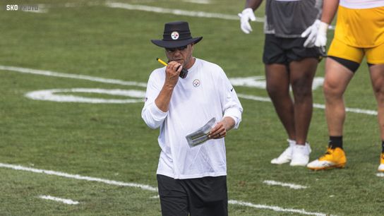 Steelers offensive coordinator, Matt Canada on the field at a practice during 2022 training camp. | 
