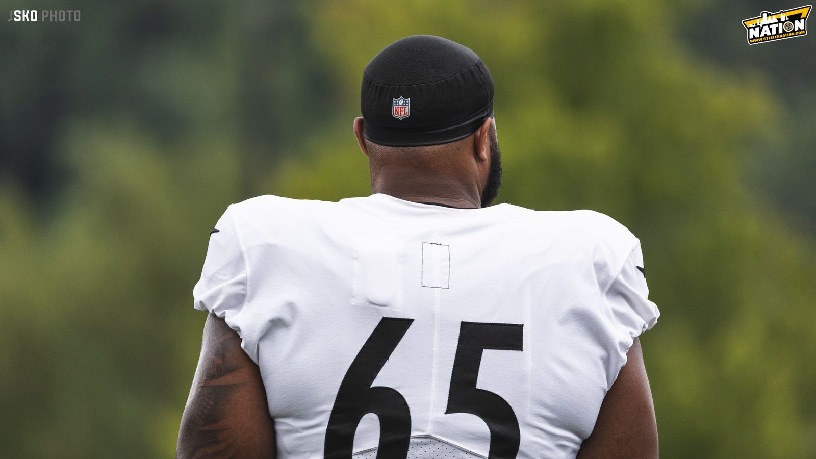 Pittsburgh Steelers offensive tackle Dan Moore Jr. (65) lines up