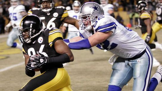 Deshea Townsend intercepts Tony Romo’s 4th quarter pass for a touchdown, giving the Steelers a 20-13 win. (AP Photo)
