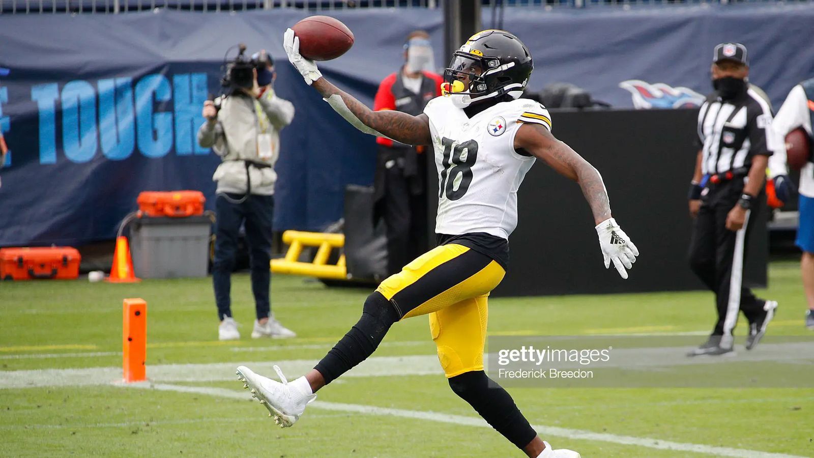 Diontae Johnson of the Pittsburgh Steelers warms up prior to an NFL News  Photo - Getty Images