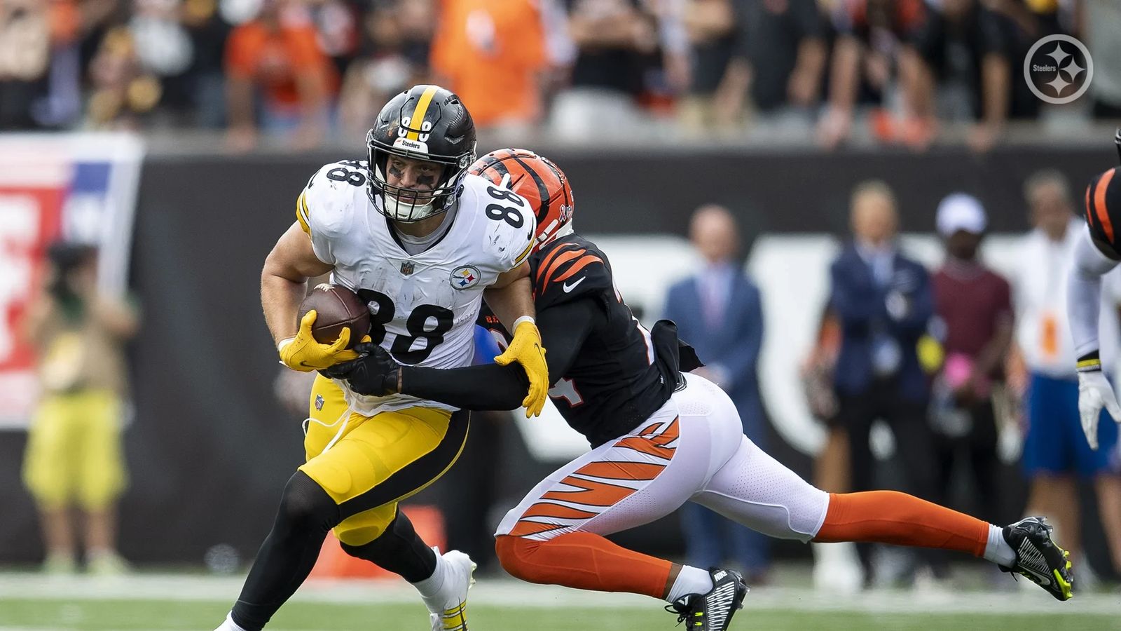 Pittsburgh Steelers tight end Pat Freiermuth (88) runs off of the