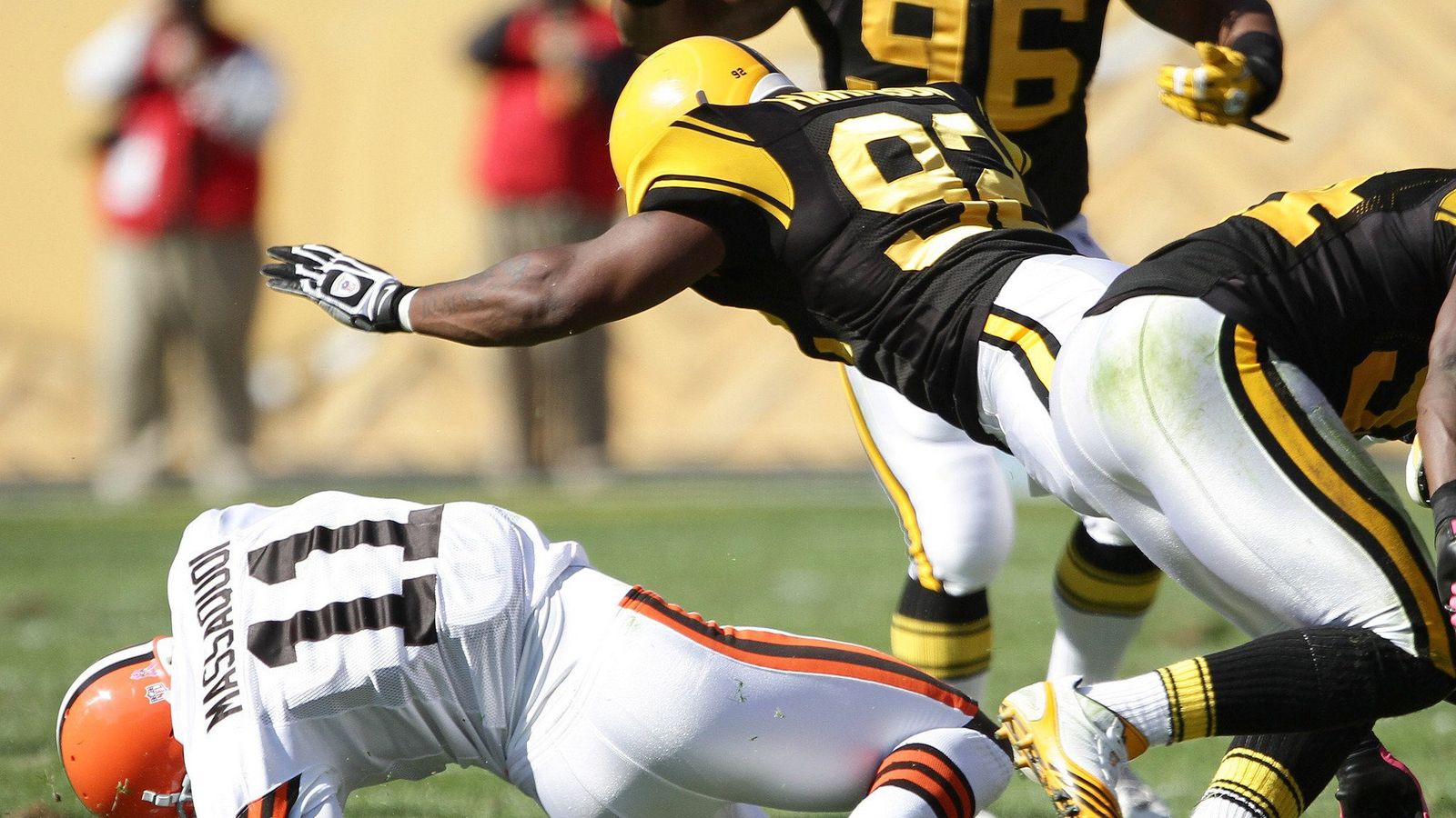 Steelers stun Browns with pick-six on first play of the game