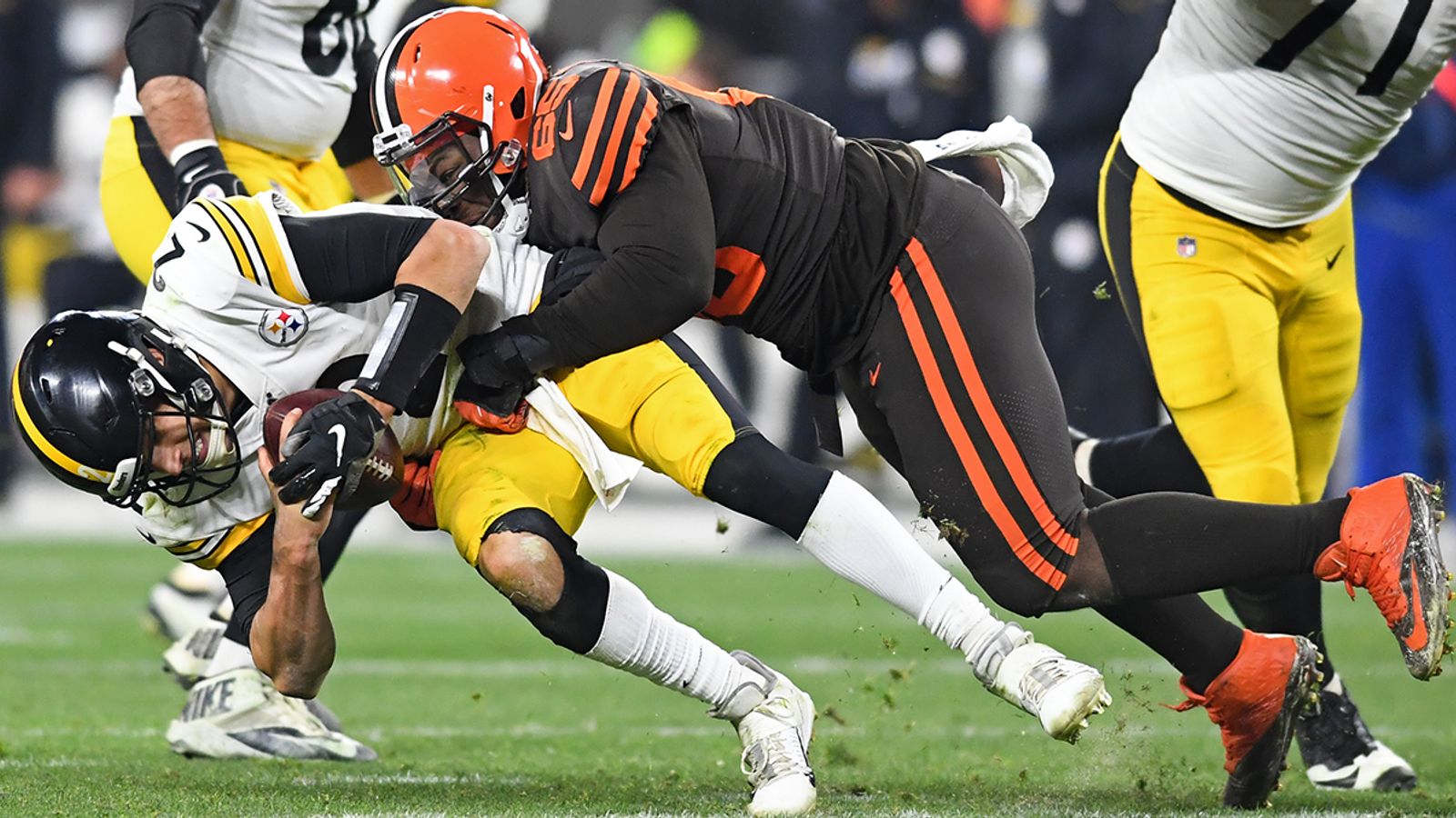 Steelers sign defensive tackle Larry Ogunjobi to one-year deal