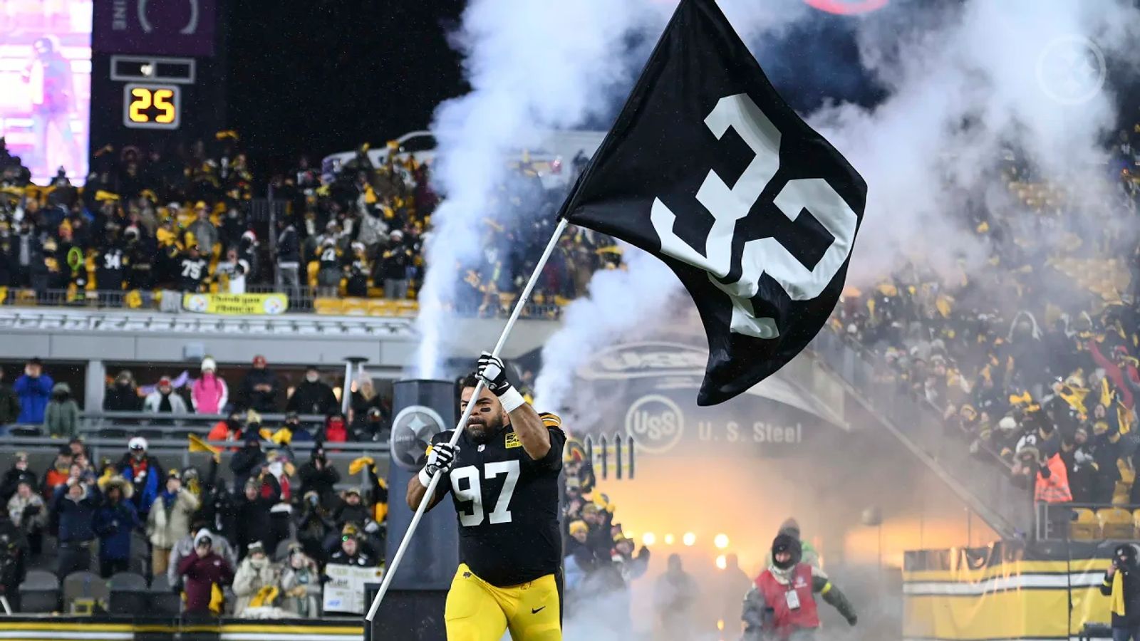 Quarterback Ben Roethlisberger of the Pittsburgh Steelers hoists the  News Photo - Getty Images