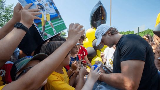 Young Steelers Fan Sheds Tears Of Joy During An Absolutely Heartwarming Moment With New Quarterback Kenny Pickett (Steelers News)