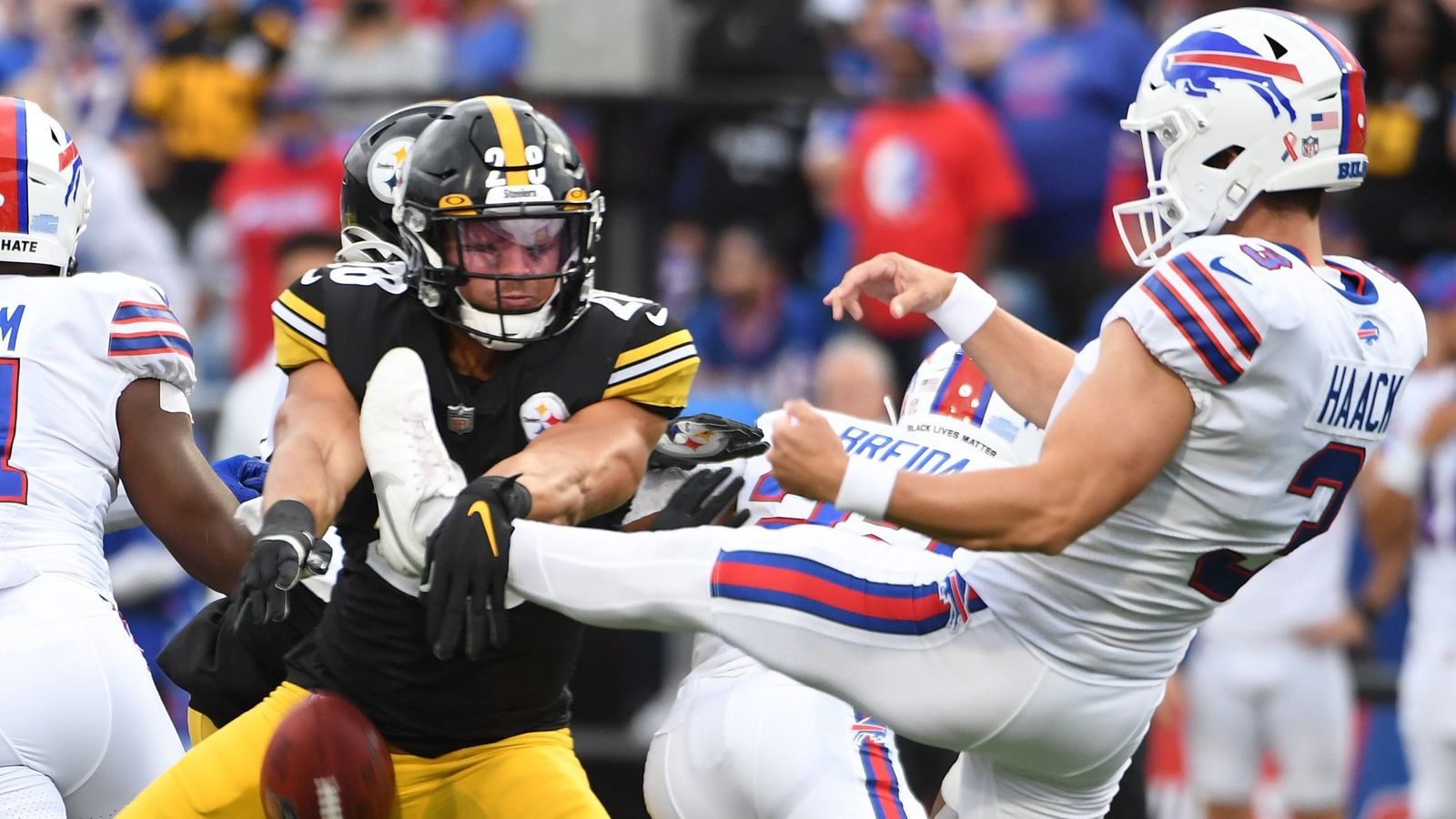 Steelers win despite kicking-game turn