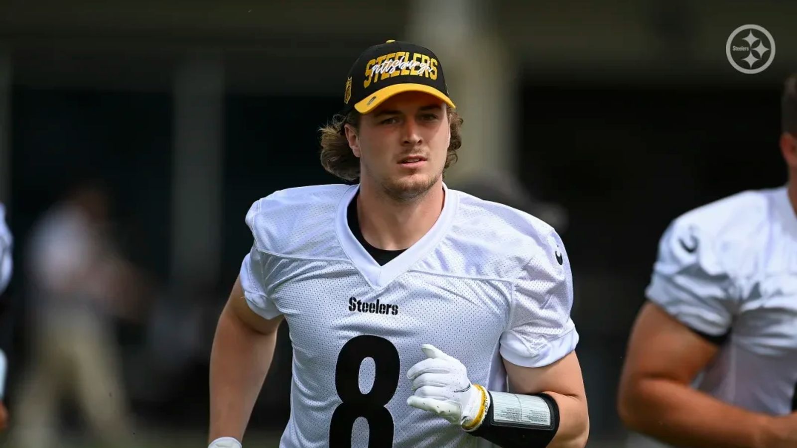 Steelers veteran gives up No. 8 jersey for rookie Kenny Pickett