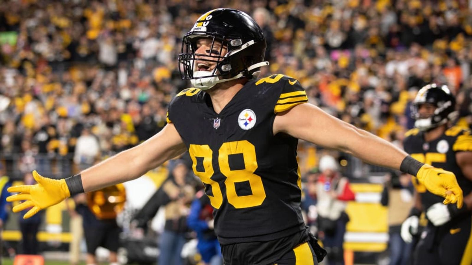 Pat Freiermuth of the Pittsburgh Steelers celebrates a touchdown in News  Photo - Getty Images