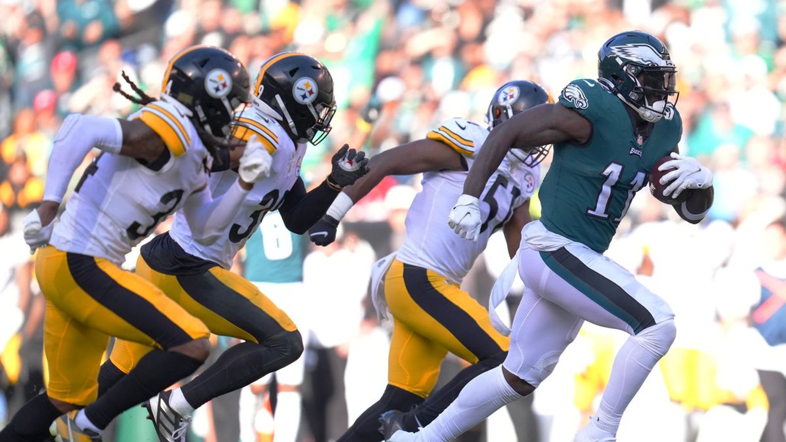 Pittsburgh Steelers and Green Bay Packers fans watch Super Bowl