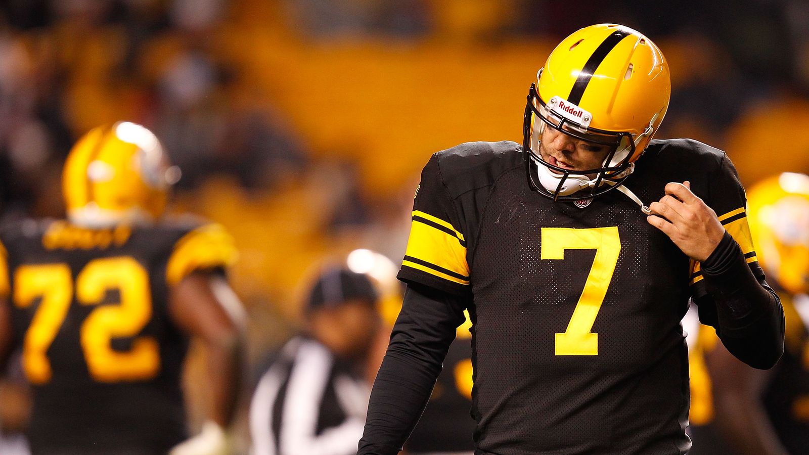 Pittsburgh Steelers quarterback Ben Roethlisberger holds the Vince News  Photo - Getty Images