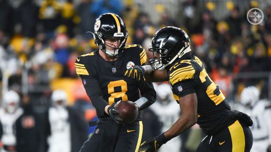 Steelers QB Kenny Pickett hands off to RB Najee Harris | Aaron Anastasia Steelers.com Steelers QB Kenny Pickett hands off to RB Najee Harris | Aaron Anastasia Steelers.com