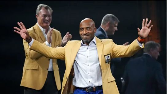 Ronde Barber receives his gold jacket from Mike Tomlin and John Lynch