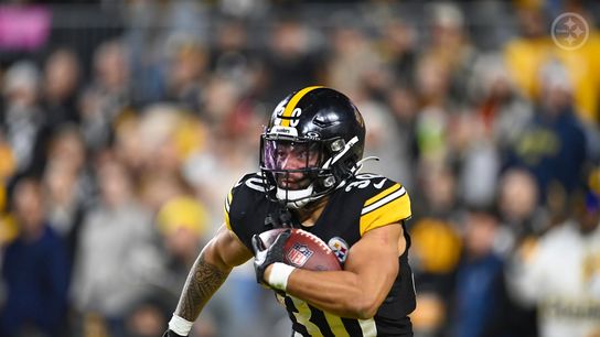 Steelers' Jaylen Warren runs the ball against the Bengals