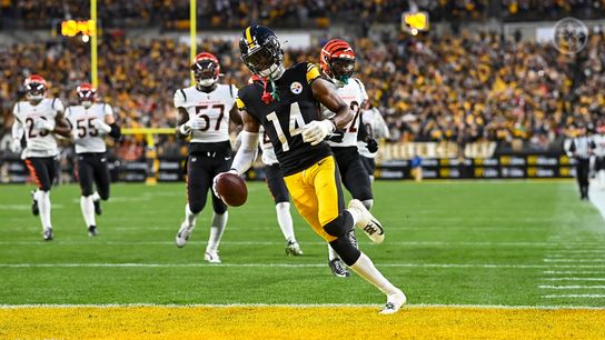 Steelers Wide Receiver George Pickens scoots into the end zone for the first of his two touchdowns against the Cincinnati Bengals. Steelers George Pickens