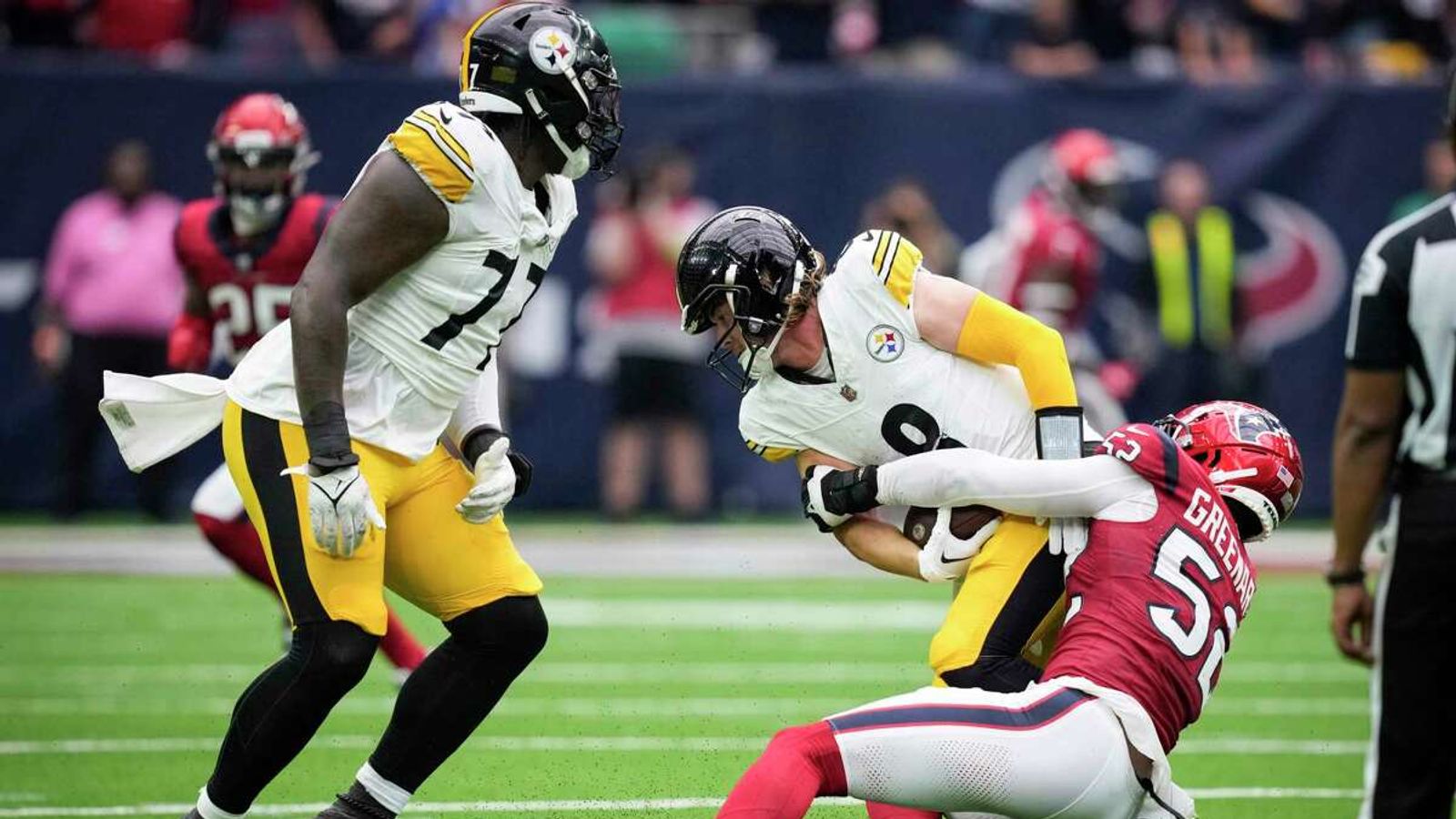 Pittsburgh Steelers quarterback Kenny Pickett leaves game vs