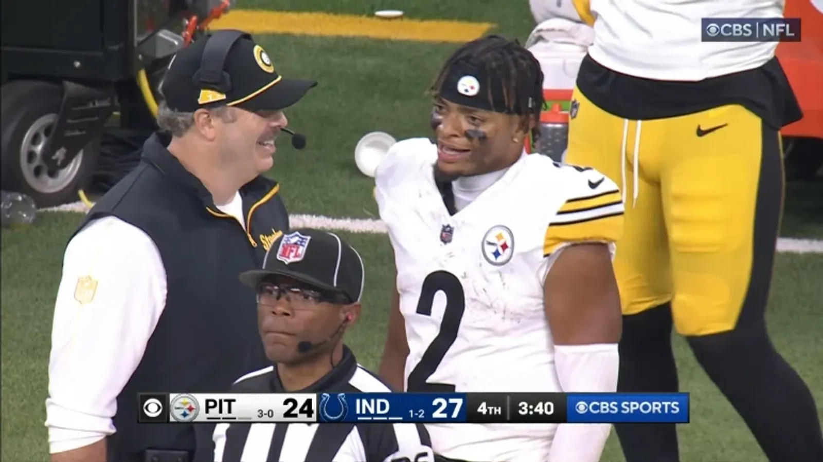 Steelers' Arthur Smith talks with Justin Fields during a game.