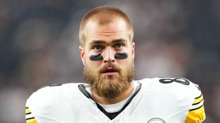 Steelers’ Pat Freiermuth Could Be Deceived By Arthur Smith’s Plan: “Siphon Targets Away From [Him]” (Steelers News). Photo by Bleacher Report