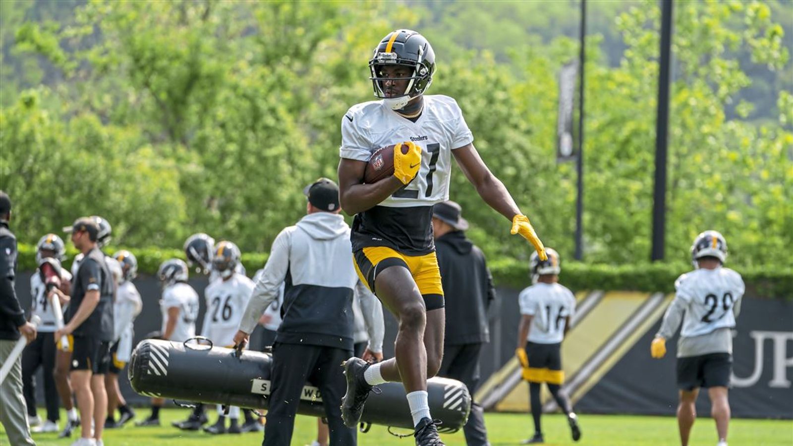 Diontae Johnson Says Pittsburgh Steelers WRs Must Focus on Team