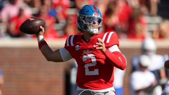 Steelers Jaxson Dart throws a pass during collegiate game 