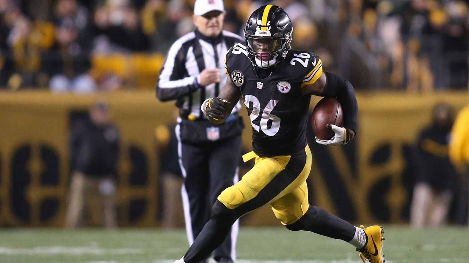 Le'Veon Bell says he won't play in NFL in 2022 while boxing; Adrian Peterson  still open to football 